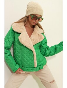 Trend Alaçatı Stili női zöld dupla mellű galléros steppelt kabát szőrme derékszíjjal