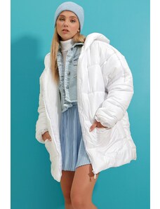 Trend Alaçatı Stili női fehér kapucnis külső zseb puffer divat túlméretes kabát