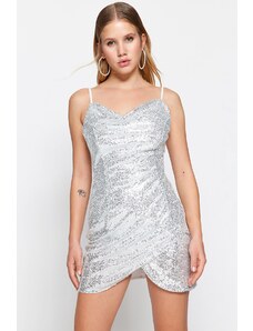 Trendyol ezüst testhezálló estélyi ruha béléssel és csillogó flitterekkel