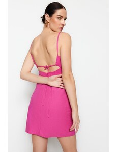 Trendyol rózsaszín illeszkedő / illeszkedő hátsó ablak / kivágott részlet szőtt vászon megjelenésű ruha