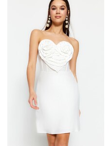 Trendyol Ecru testhezálló bélelt szív nyak részletes esküvői / esküvői elegáns estélyi ruha