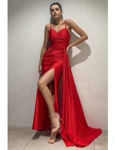 Piros testhezálló ruha magas hasítékkal