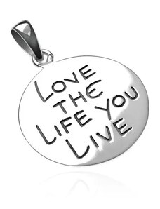 Ekszer Eshop - 925 ezüst függő - érme LOVE THE LIFE YOU LIVE felirattal O15.17