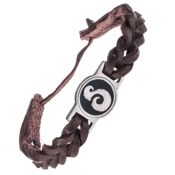 Ekszer Eshop - Sötétbarna bőr karkötő - kerek tábla, "S" betű díszítés AC3.01