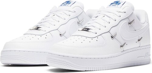 Nike Air Force 1 07 trainers with metallic mini swoosh in white - GLAMI.hu
