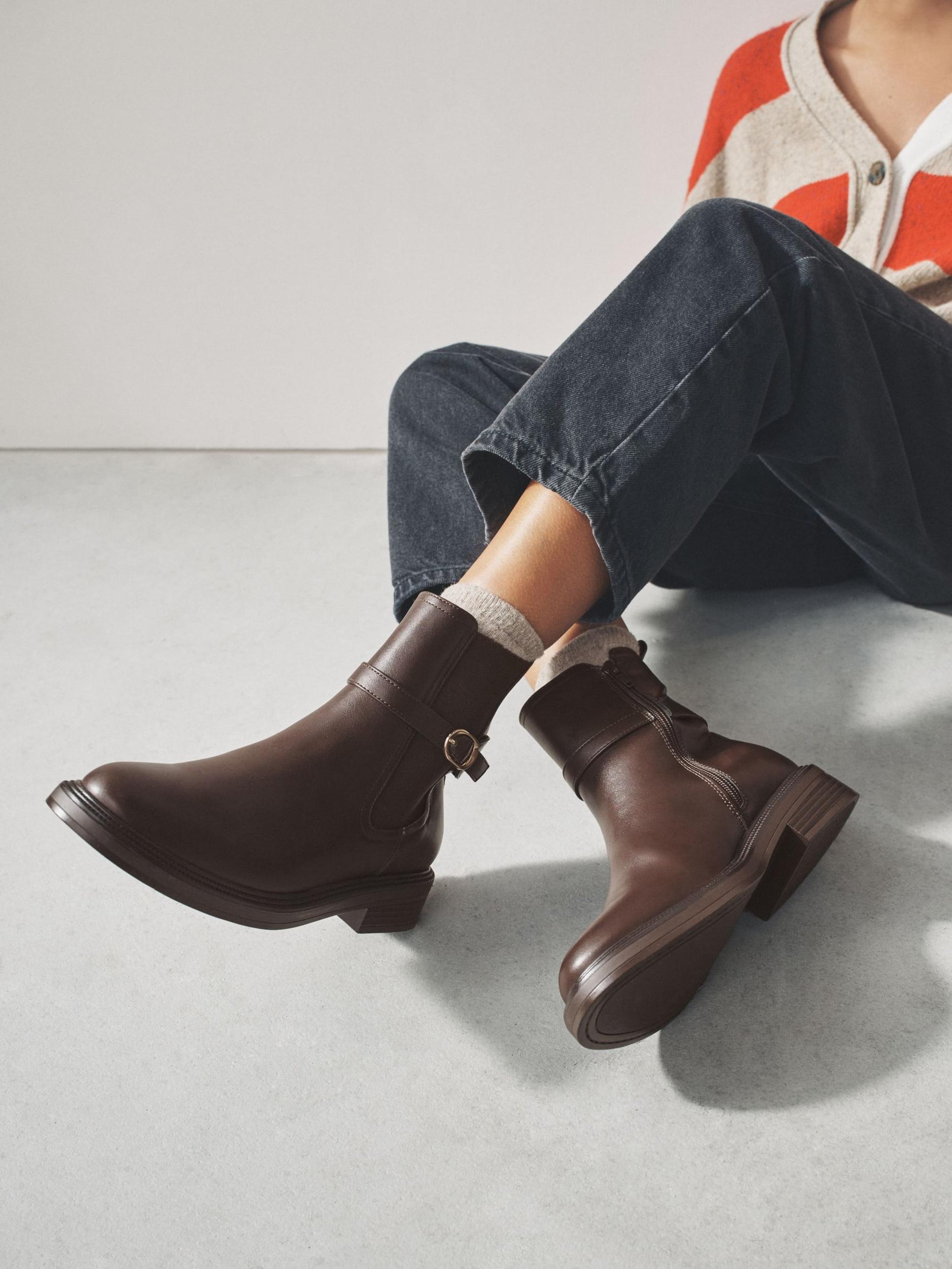 Next Rövid szárú csizmák sötét barna