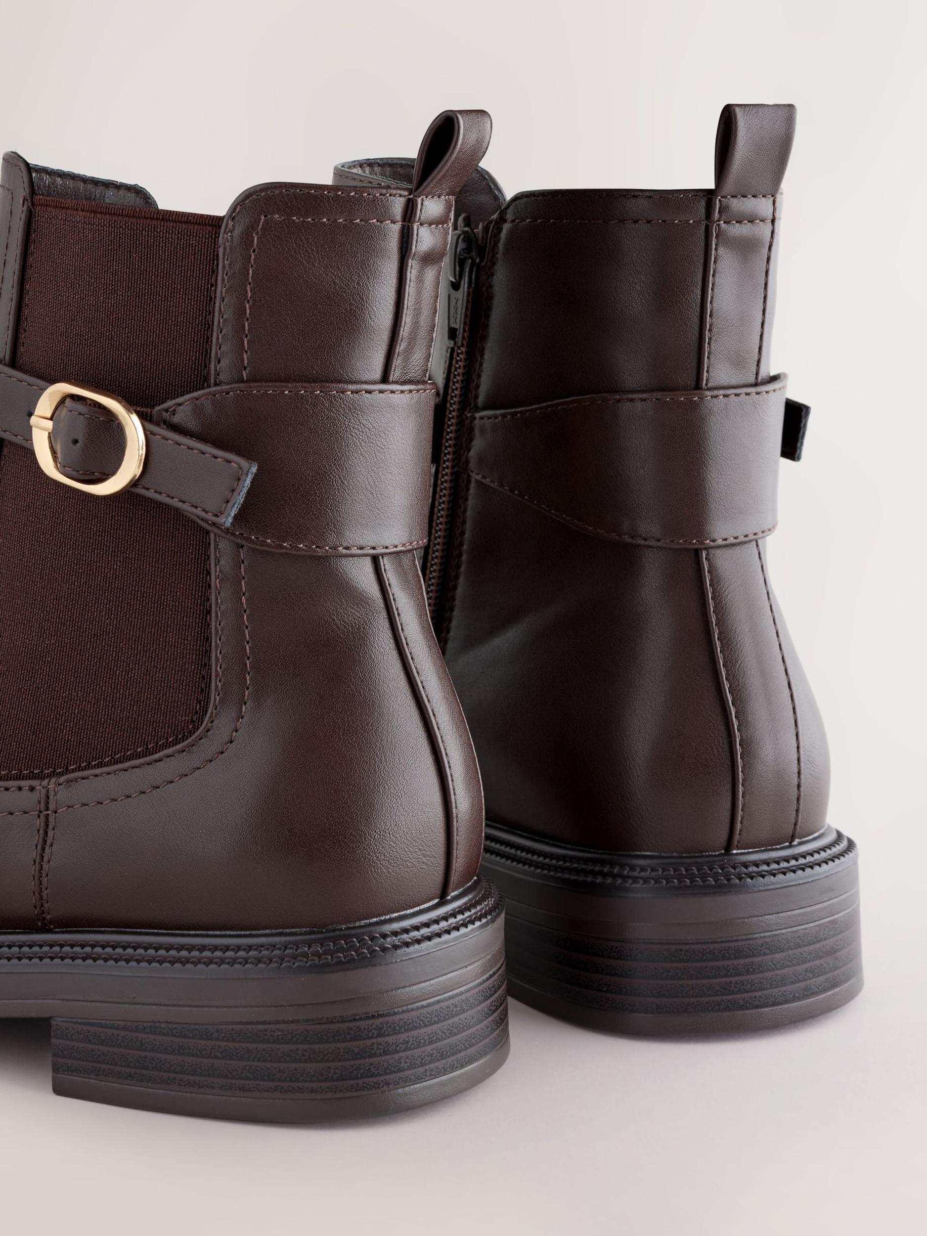 Next Rövid szárú csizmák sötét barna