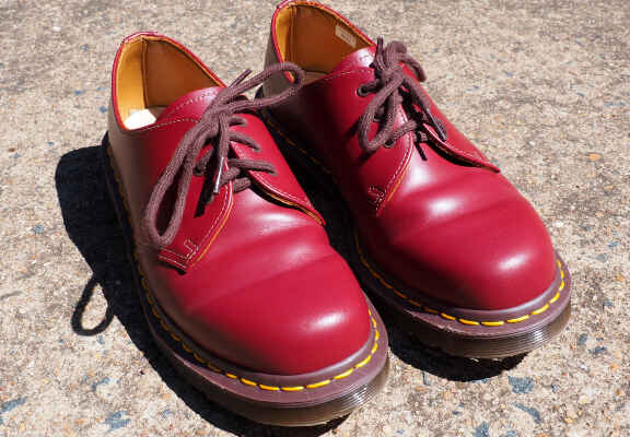 piros dr martens cipő
