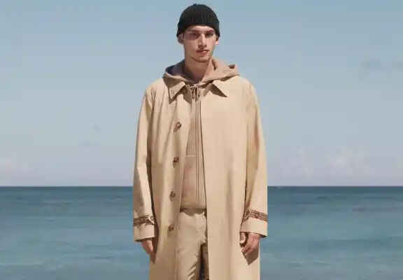 bézs kabátban férfi modell