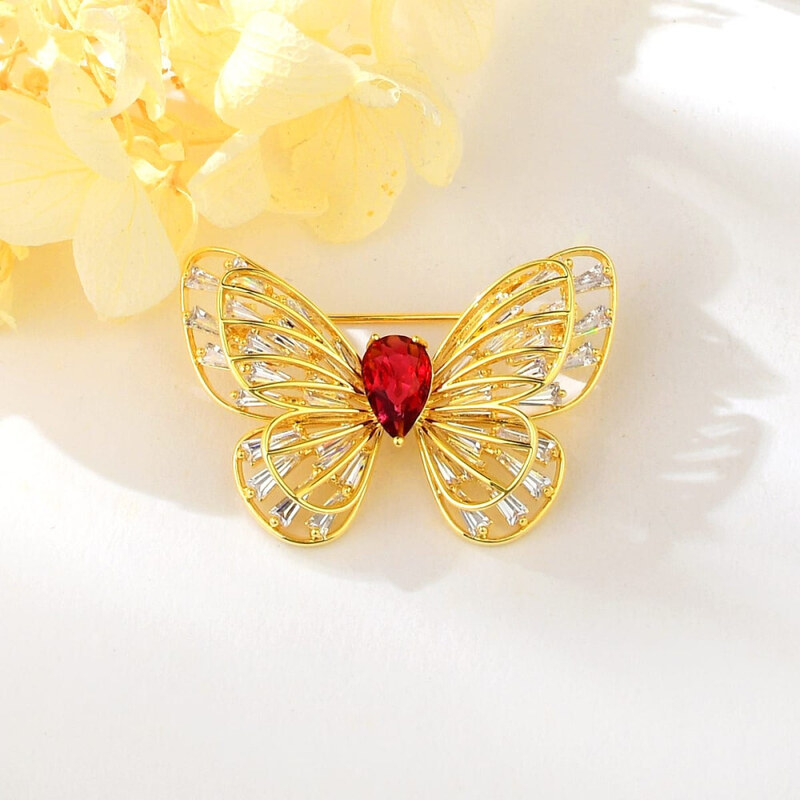 Arannyal bevont csodaszép pillangó bross cirkónia kristályokkal (0562.)