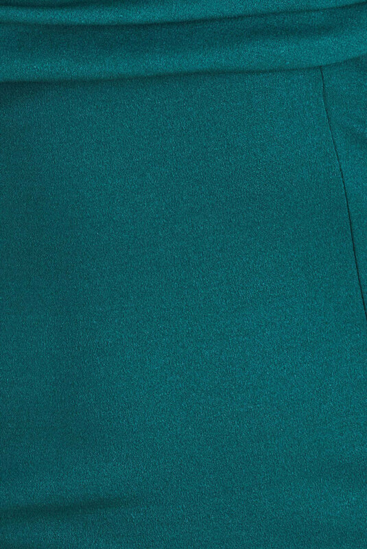 Zöld testhezálló ruha fedett vállal