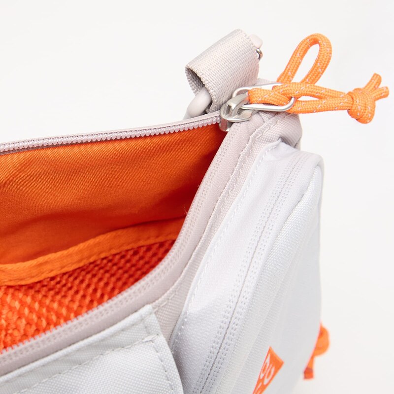 Táska Nike ACG "DAYMAX" Crossbody Bag 3L College Grey/ Grey Fog/ Safety Orange Universal